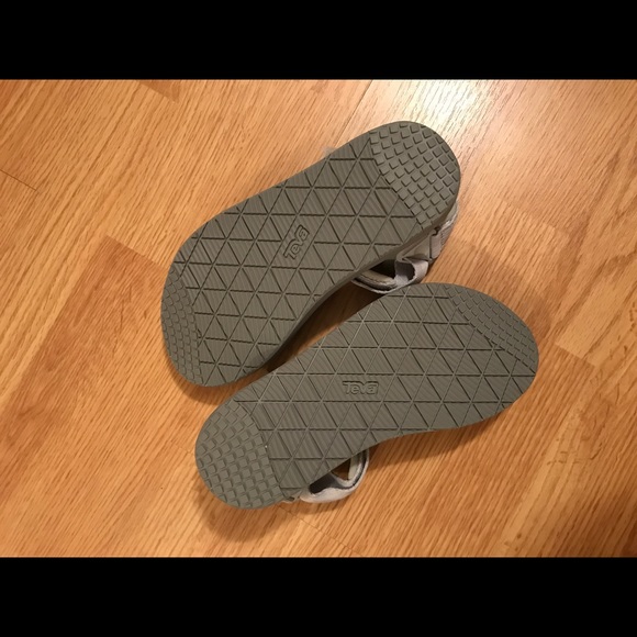 Light gray women’s 6 Tevas - Picture 4 of 5